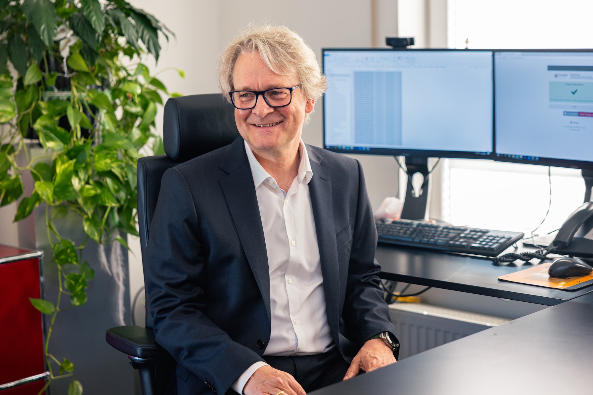 Herr Jürgen Anton am Schreibtisch mit Laptop
